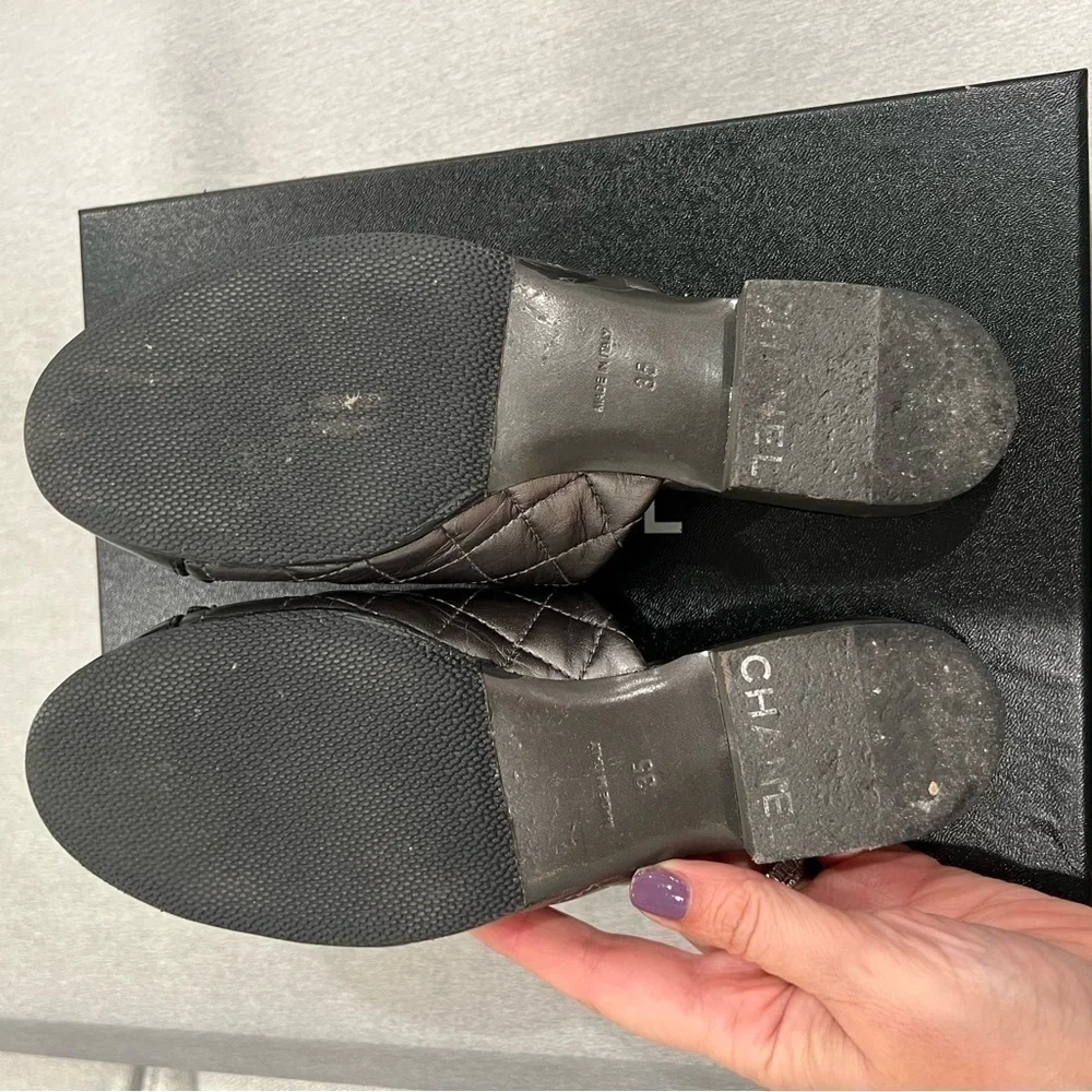 CHANEL DK SILVER / black Mules 2017 C9981 chain detail size 35 EUC